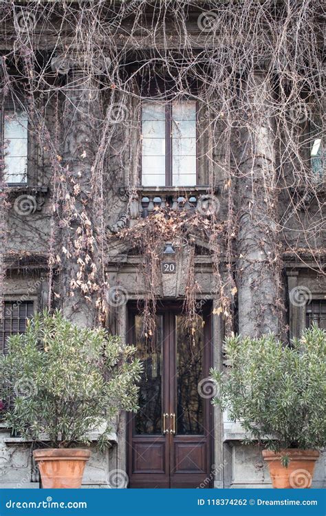 donatella versace house milan address|via della liberazione versace.